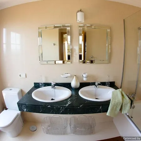 26 With Pool Hot Tub And Great Sea Views Playa Blanca (Lanzarote)